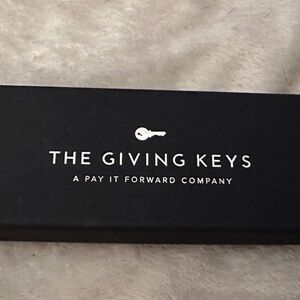 NIB THE GIVING KEYS LARIAT NECKLACE SILVER